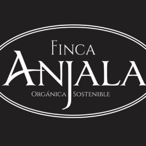 Logo de Finca Anjala. Orgánica Sostenible. En fondo negro y texto blanco 
